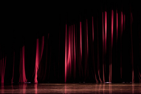 红色的窗帘和剧院里的聚光灯。