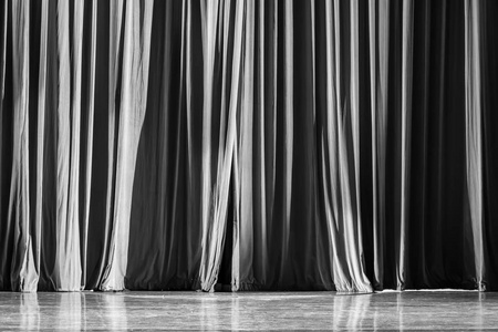 黑白窗帘和聚光灯在剧院之间的节目。