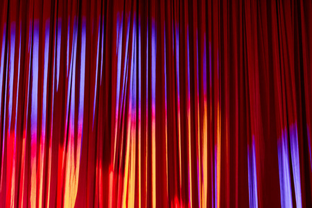 红色窗帘和剧院里的聚光灯在节目之间。