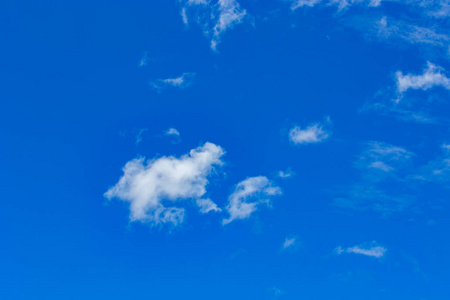 天空与云随风移动。