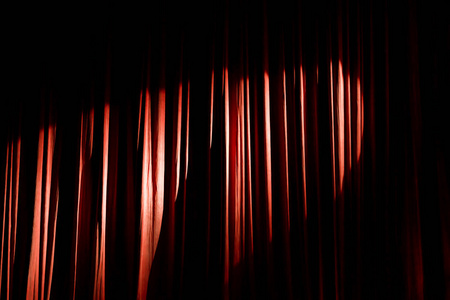 红色窗帘和剧院里的聚光灯在节目之间。