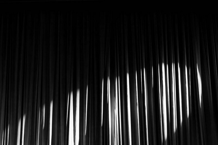 黑白窗帘和聚光灯在剧院之间的节目。