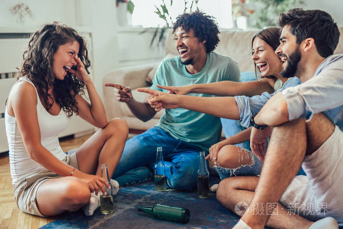 一群年轻朋友玩真理游戏. 家庭聚会.