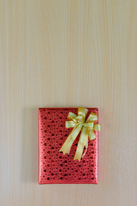 顶部查看礼品盒与蝴蝶结木背景与复制空间为圣诞节新年生日或情人节礼物。 贺卡假日概念。
