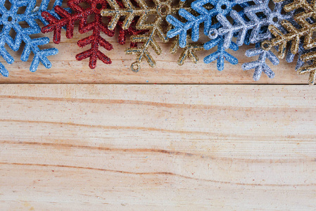 彩色雪花的木制背景和复制空间的文本