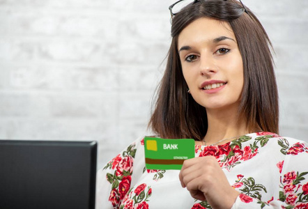 买东西的女人图片