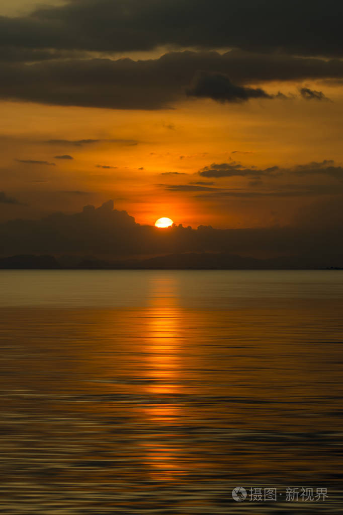 夕阳与轮廓云在湖在黄金时间。