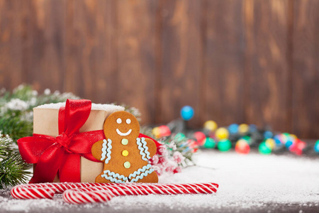 圣诞礼品盒糖果罐头姜饼人和雪杉树。 圣诞贺卡有复印空间
