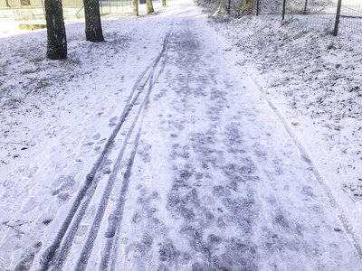 人行道上的冰凉和雪