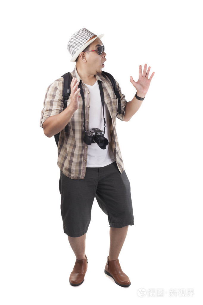 亚洲男性背包旅行者的肖像孤立在白色上. 全身肖像.