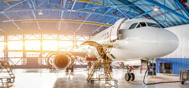 机场航空机库内飞机的保养和维修全景图