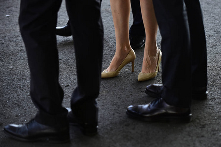 正式的时尚潮流穿上班.穿高跟鞋的女人鞋.经典的男装鞋.