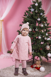圣诞树附近羊毛衣服的婴儿