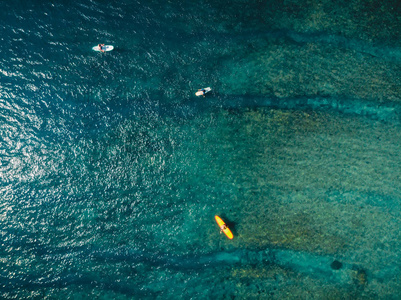 冲浪者和蓝色海水的鸟瞰图。 海洋冲浪