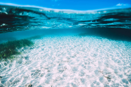 水下的热带海洋。 蓝色的水和沙子