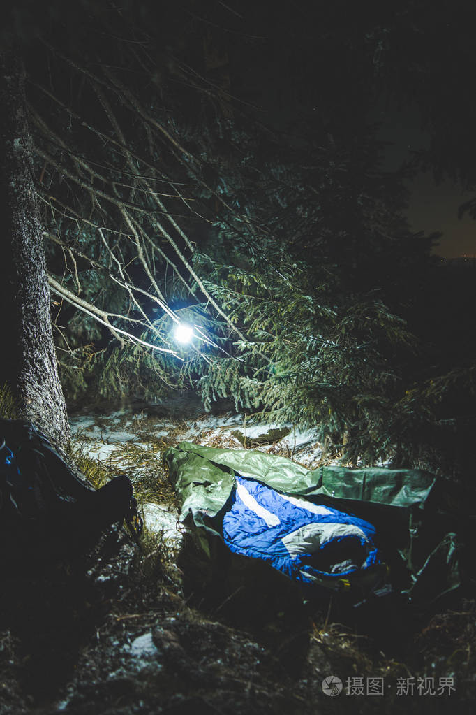 冬天在树下的山上紧急睡觉