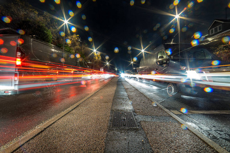 夜景繁忙的英国高速公路高速公路交通