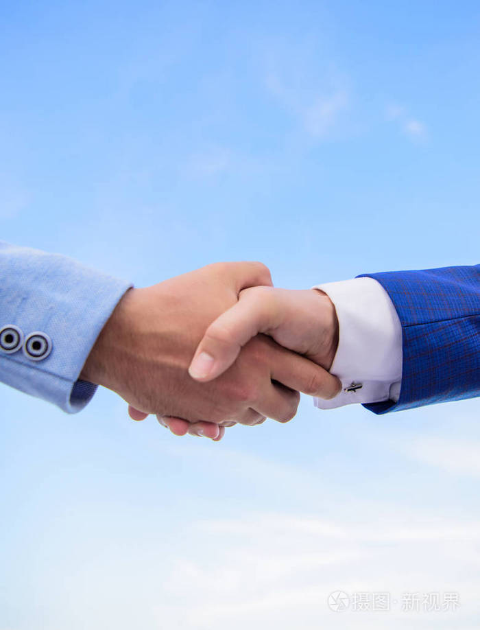 友好的握手手势.签署协议后的业务合作伙伴.握手手势概念