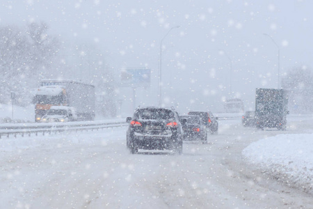 大雪路滑图片