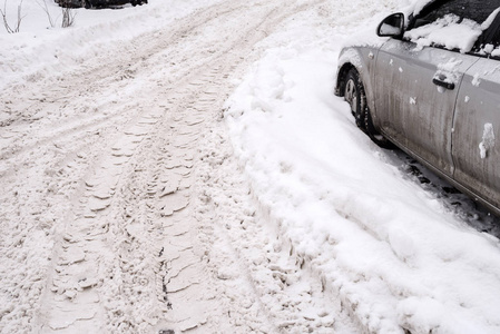 在雪地里的路上的汽车。 降雪后，雪在路上漂移。