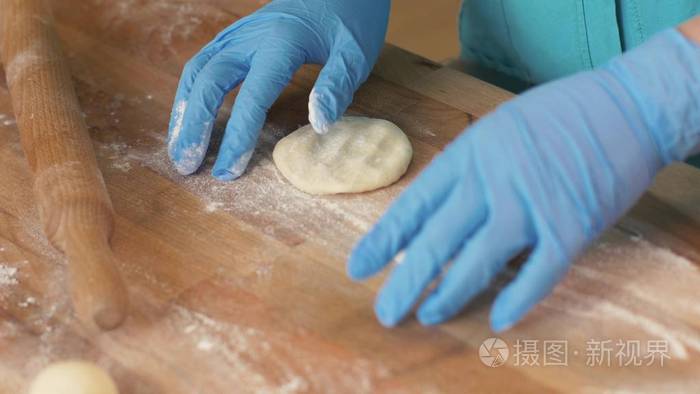 贝克手工制作球从面团饼在木桌在面包店商店照片 正版商用图片14ztw1 摄图新视界