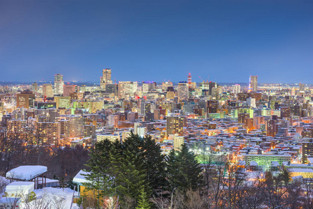 札幌日本冬季天际线在黄昏。