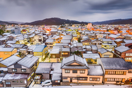 wajima日本石川岛冬季天际线在黄昏.照片