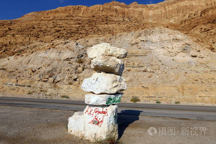 石头躺在以色列北部开放的城市公园里