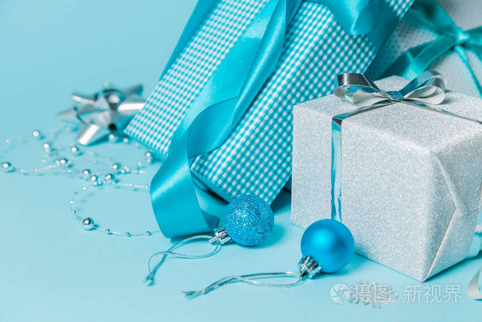 圣诞节背景银色和蓝色的礼物和装饰