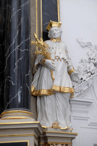 圣约翰尼波穆克雕像在德国圣基里安巴伐利亚的沃尔茨堡大教堂神坛上