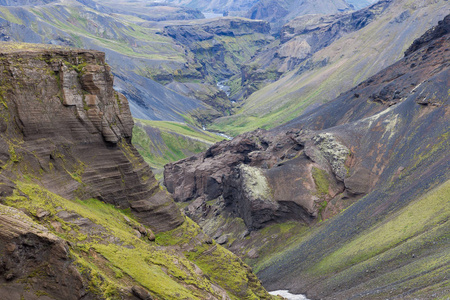 斯科加尔河峡谷与绿色植被和怪异的岩层冰岛南部附近索斯莫克