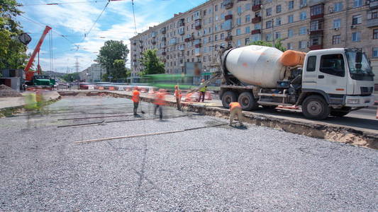 混凝土工程用于道路养护施工，工人多，搅拌机时间长。 重建电车轨道