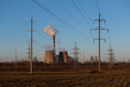 权力吲哚。 火力发电厂。 工业景观。 发电站的管道对着蓝天冒烟。 阳光照射