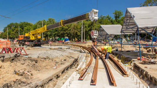 有安全帽和制服的工业工人. 重建市区街道电车轨道照片