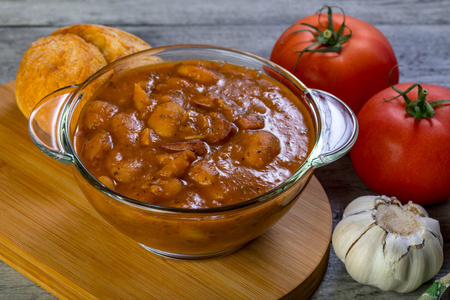 炖豆子放在番茄酱里，放在碗里。