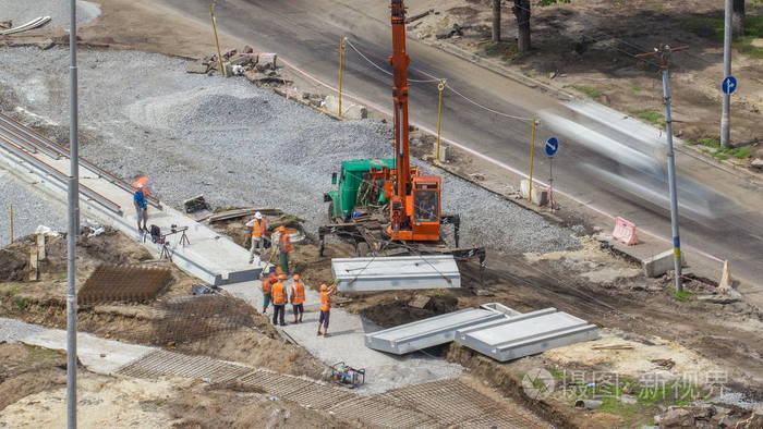 在道路施工现场安装混凝土板 有安全帽和制服的工业工人 空中俯视 重建市区街道电车轨道照片 正版商用图片14zxel 摄图新视界