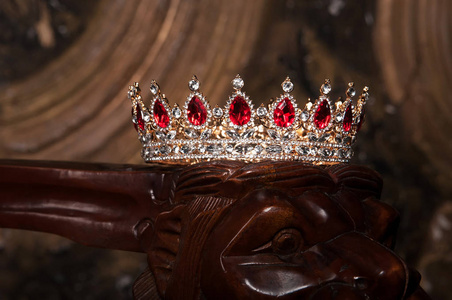 深色木制背景下带有红宝石的皇家珠宝皇冠