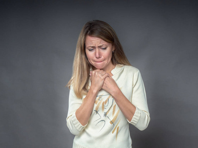 褐发女郎带着悲伤的表情忍住了泪水.人的情感, 面部表情, 肢体语言.