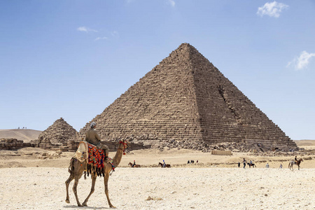 蒙卡雷金字塔是吉萨三座主要金字塔中最小的一座，位于埃及开罗西南郊区吉萨高原。