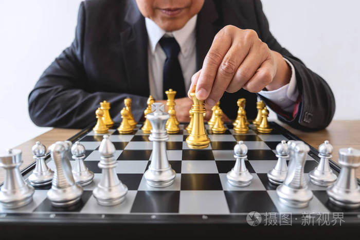 商人领导下国际象棋和思考策略计划,推翻相反的团队,并对企业的成功