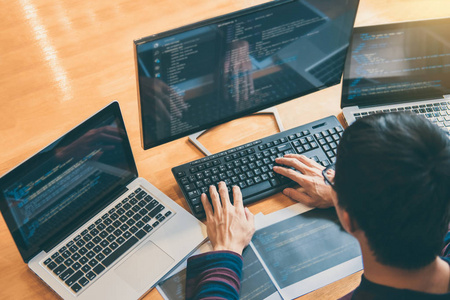 专业开发程序员在编程网站上工作，软件和编码技术，用htmlphp和javascript编写代码和数据代码编程。