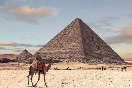 日落时的蒙卡雷金字塔是吉萨三座主要金字塔中最小的一座，位于埃及开罗西南郊区吉萨高原。