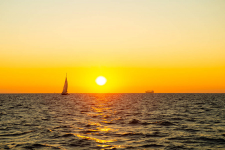 日出海晨时间。 平静和浪漫的概念。 美丽的风景干净的天空日出橙色。 帆船和船在地平线上。