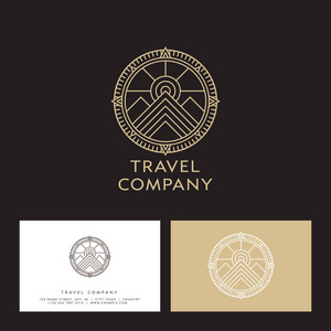 旅游公司标志。 山峰和太阳在指南针的圆圈里。 运动服装登山和采矿设备徽章。 单色选项。