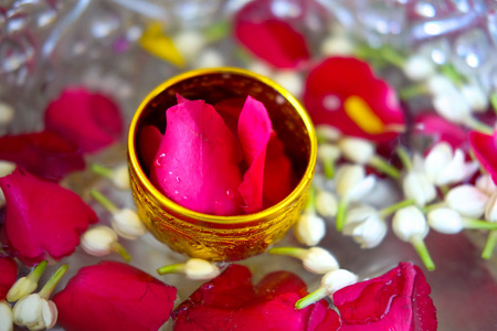 茉莉花和玫瑰叶在金水碗为松克兰节或泰国新年。