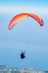 滑翔伞飞越海岸。 克里米亚共和国。 一名滑翔伞运动员在艾山Petri地区沿海飞行