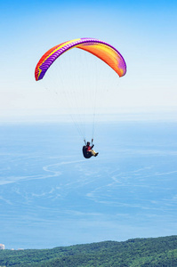滑翔伞飞越海岸。 克里米亚共和国。 一名滑翔伞运动员在艾山Petri地区沿海飞行
