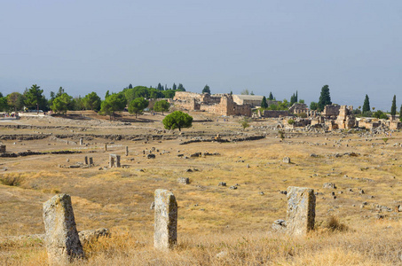 帕穆凯尔的希亚波利斯古城遗址，前景中的古柱遗迹