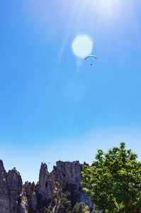 滑翔伞在山顶上空翱翔。 克里米亚共和国。 06.13.2018年，滑翔伞飞越艾皮特里山