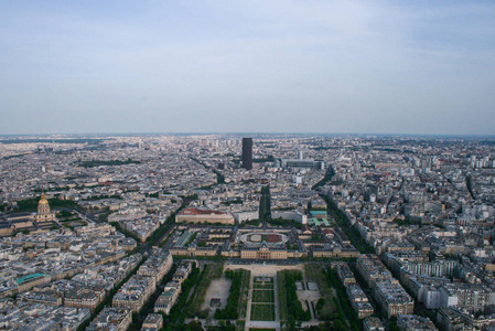 从埃菲尔铁塔俯瞰巴黎全景。环游巴黎。法国观光。